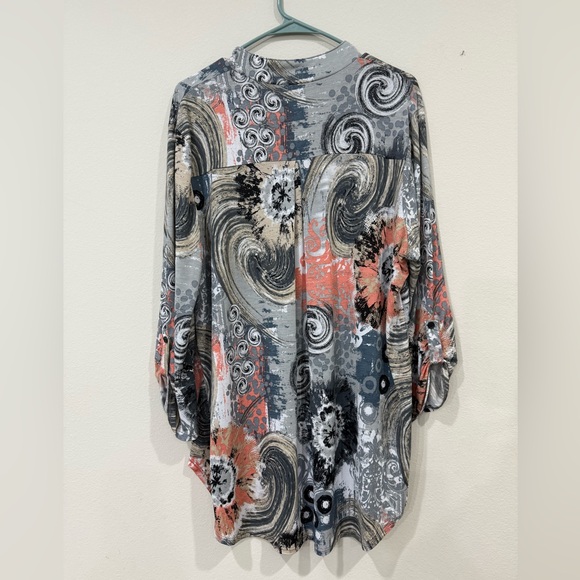 Chic Women's Swirl Print V-Neck Blouse - Picture 2 of 4